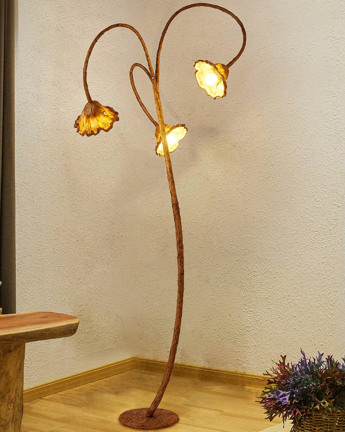Ailo Stehleuchte aus Natur-Kunstharz