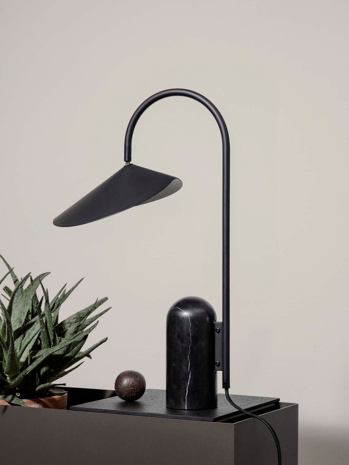 Selva Arc Leaf Tischlampe