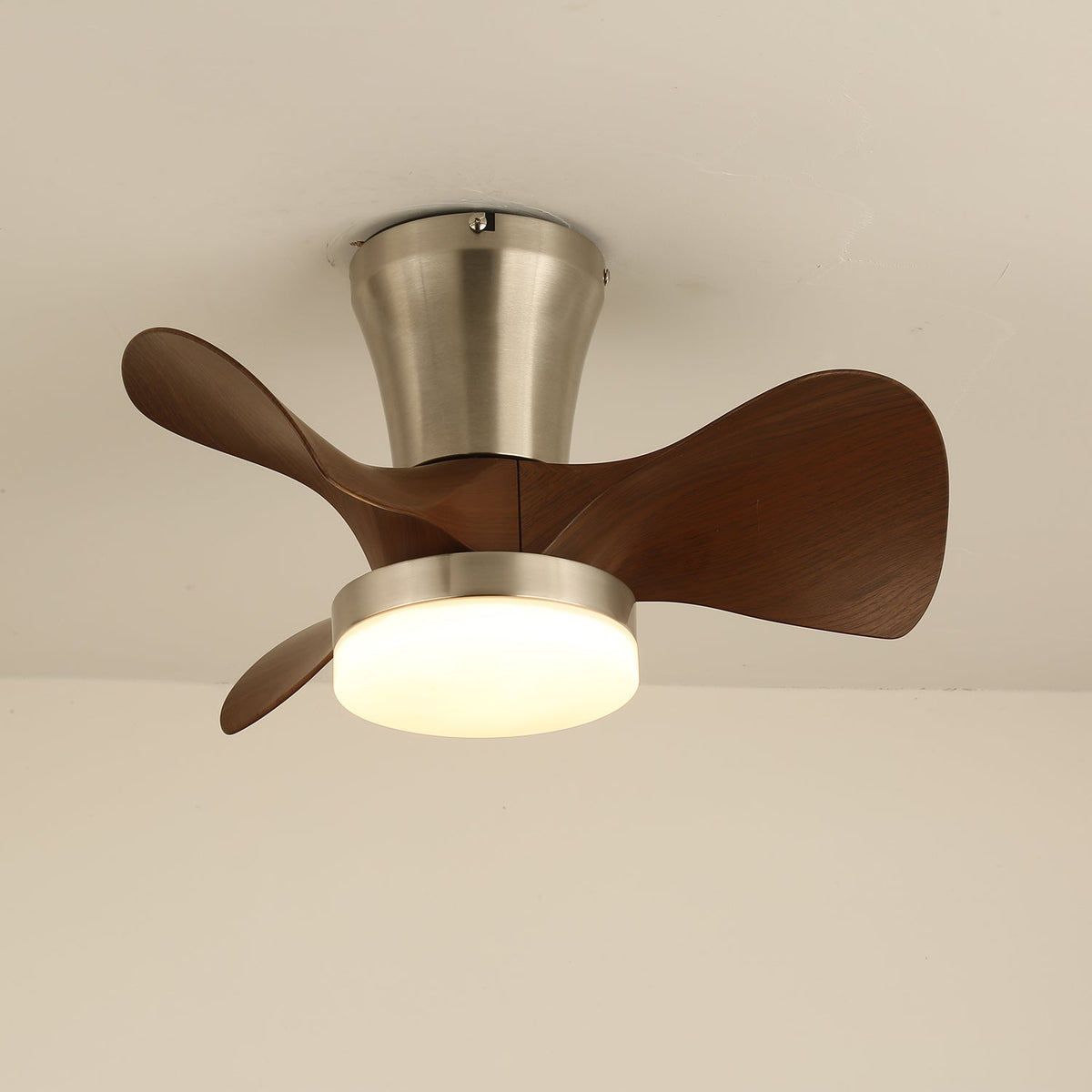 Nera Deckenventilator mit Beleuchtung aus Holz im modernen Stil