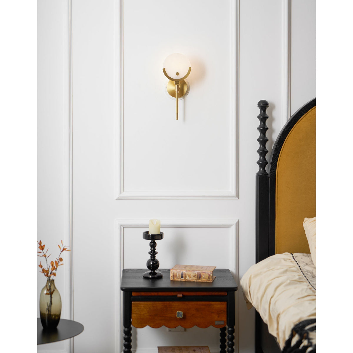 Ljomuvyo zeitgenössische minimalistische Wandleuchte aus Messing mit Alabaster-Lampenschirm