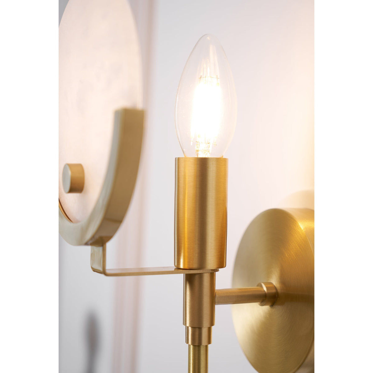 Ljomuvyo zeitgenössische minimalistische Wandleuchte aus Messing mit Alabaster-Lampenschirm