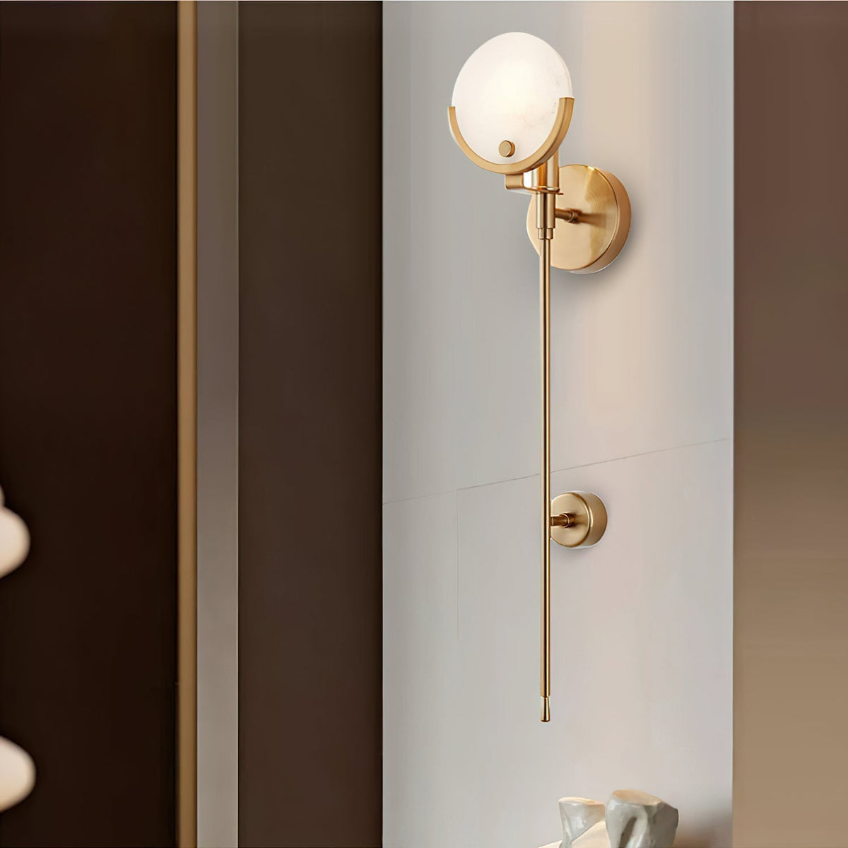 Ljomuvyo zeitgenössische minimalistische Wandleuchte aus Messing mit Alabaster-Lampenschirm