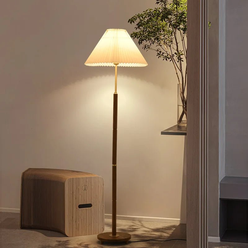 Haven Stehleuchte aus Holz und Stoff im Vintage-Stil
