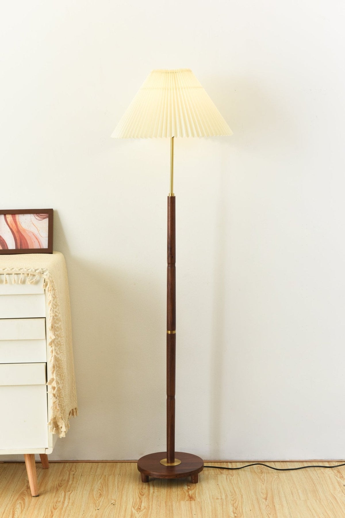 Haven Stehleuchte aus Holz und Stoff im Vintage-Stil