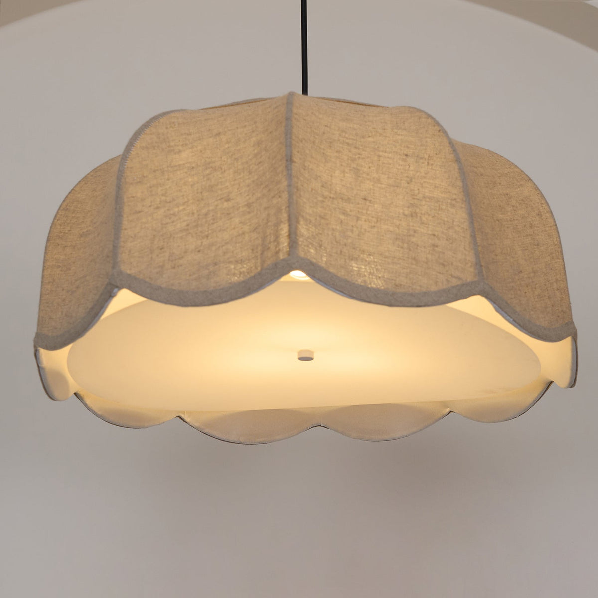 Linoaya Pendelleuchte aus Stoff im rustikalen Stil in Beige