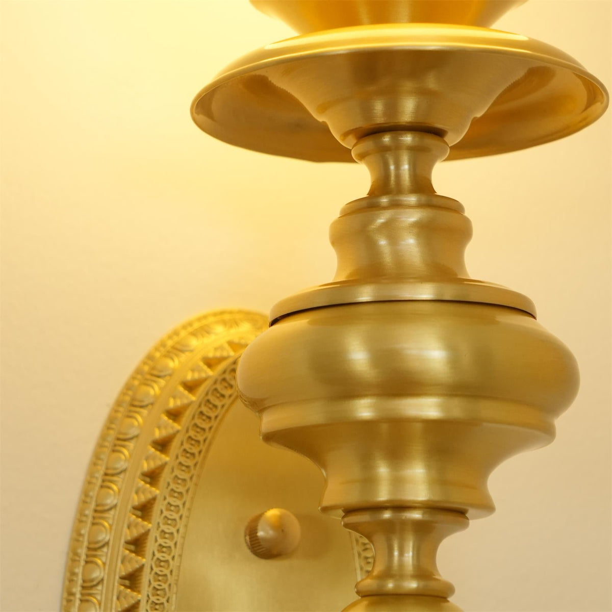 Wandleuchte mit skulpturalem Messingkörper, Kugelschirm und klassischem elegantem Statement