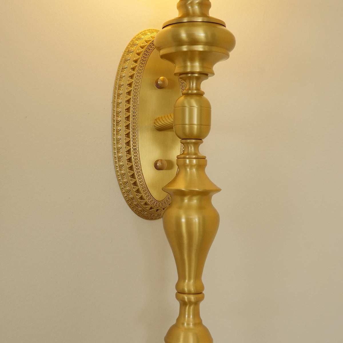 Wandleuchte mit skulpturalem Messingkörper, Kugelschirm und klassischem elegantem Statement