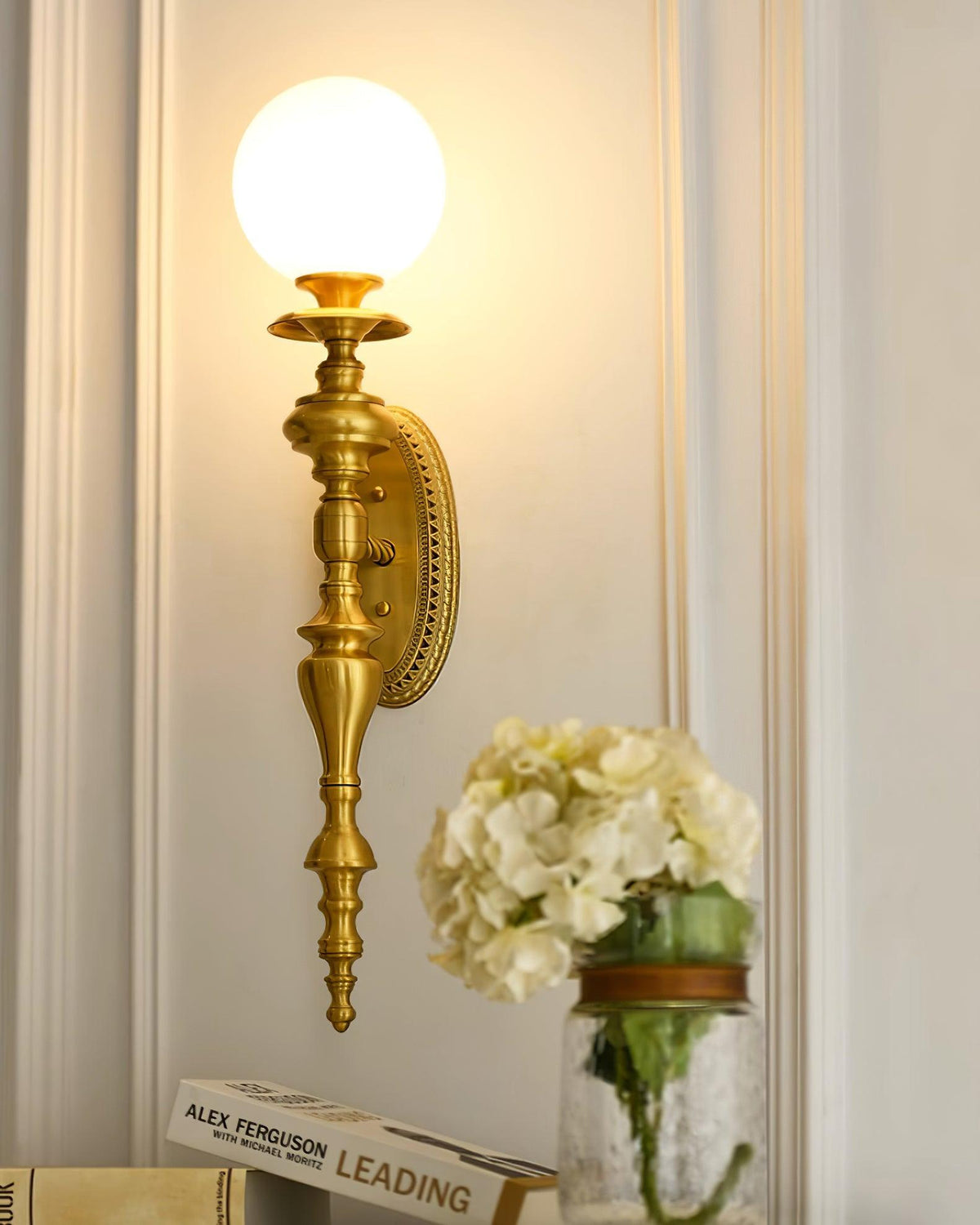 Wandleuchte mit skulpturalem Messingkörper, Kugelschirm und klassischem elegantem Statement