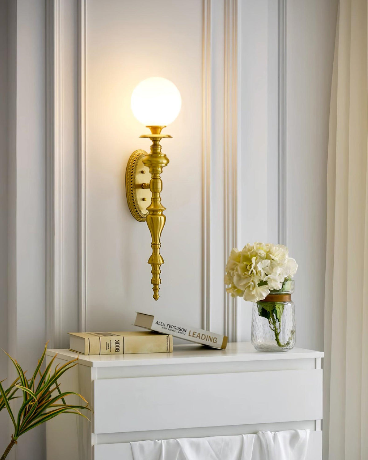 Wandleuchte mit skulpturalem Messingkörper, Kugelschirm und klassischem elegantem Statement