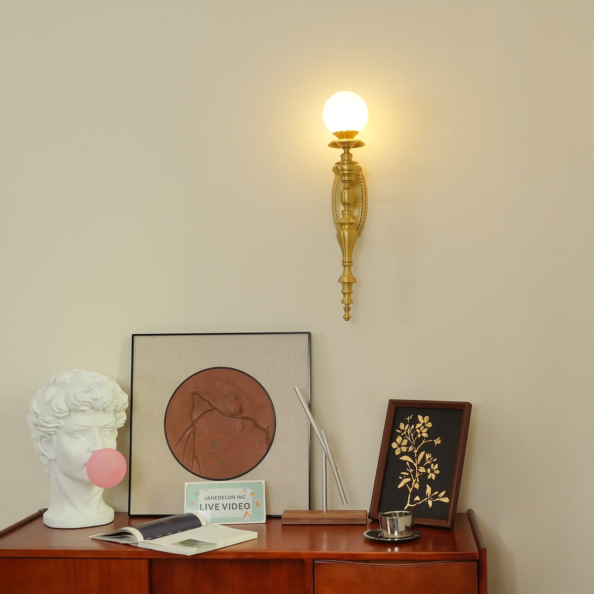 Wandleuchte mit skulpturalem Messingkörper, Kugelschirm und klassischem elegantem Statement