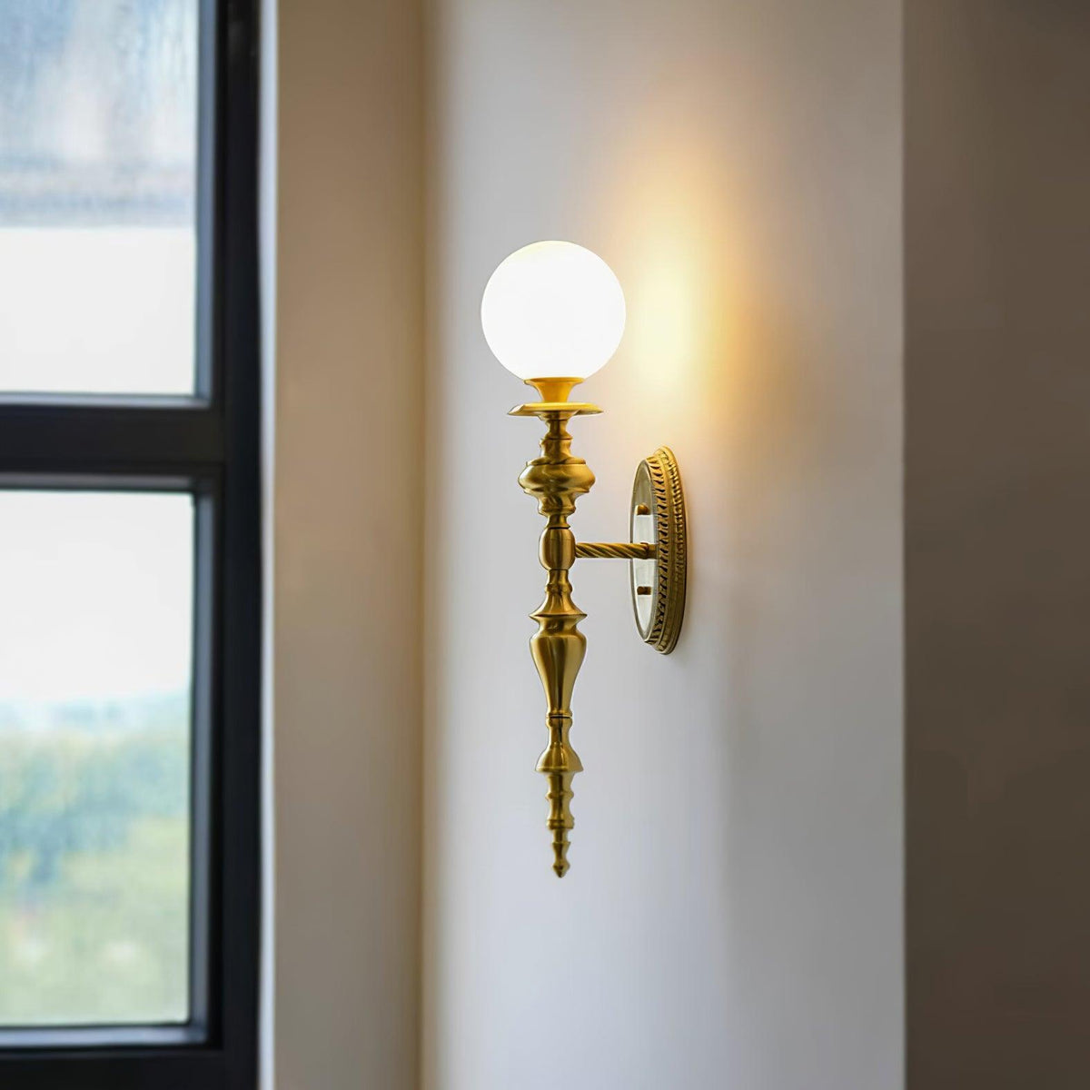 Wandleuchte mit skulpturalem Messingkörper, Kugelschirm und klassischem elegantem Statement