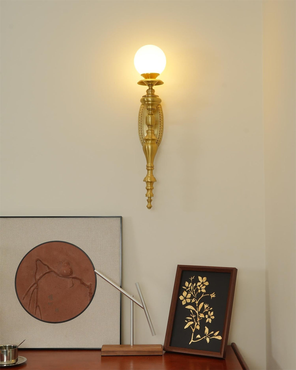 Wandleuchte mit skulpturalem Messingkörper, Kugelschirm und klassischem elegantem Statement