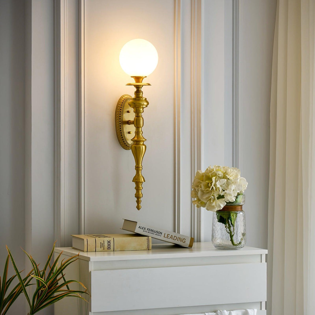 Wandleuchte mit skulpturalem Messingkörper, Kugelschirm und klassischem elegantem Statement