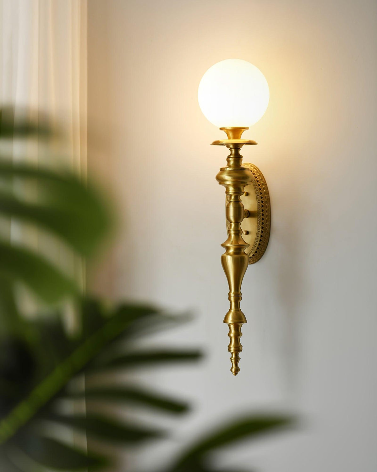 Wandleuchte mit skulpturalem Messingkörper, Kugelschirm und klassischem elegantem Statement