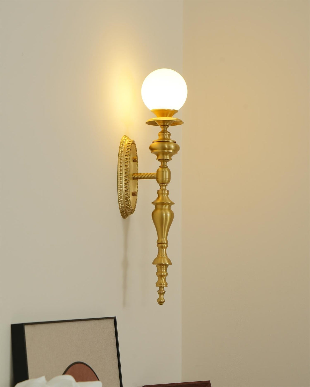Wandleuchte mit skulpturalem Messingkörper, Kugelschirm und klassischem elegantem Statement