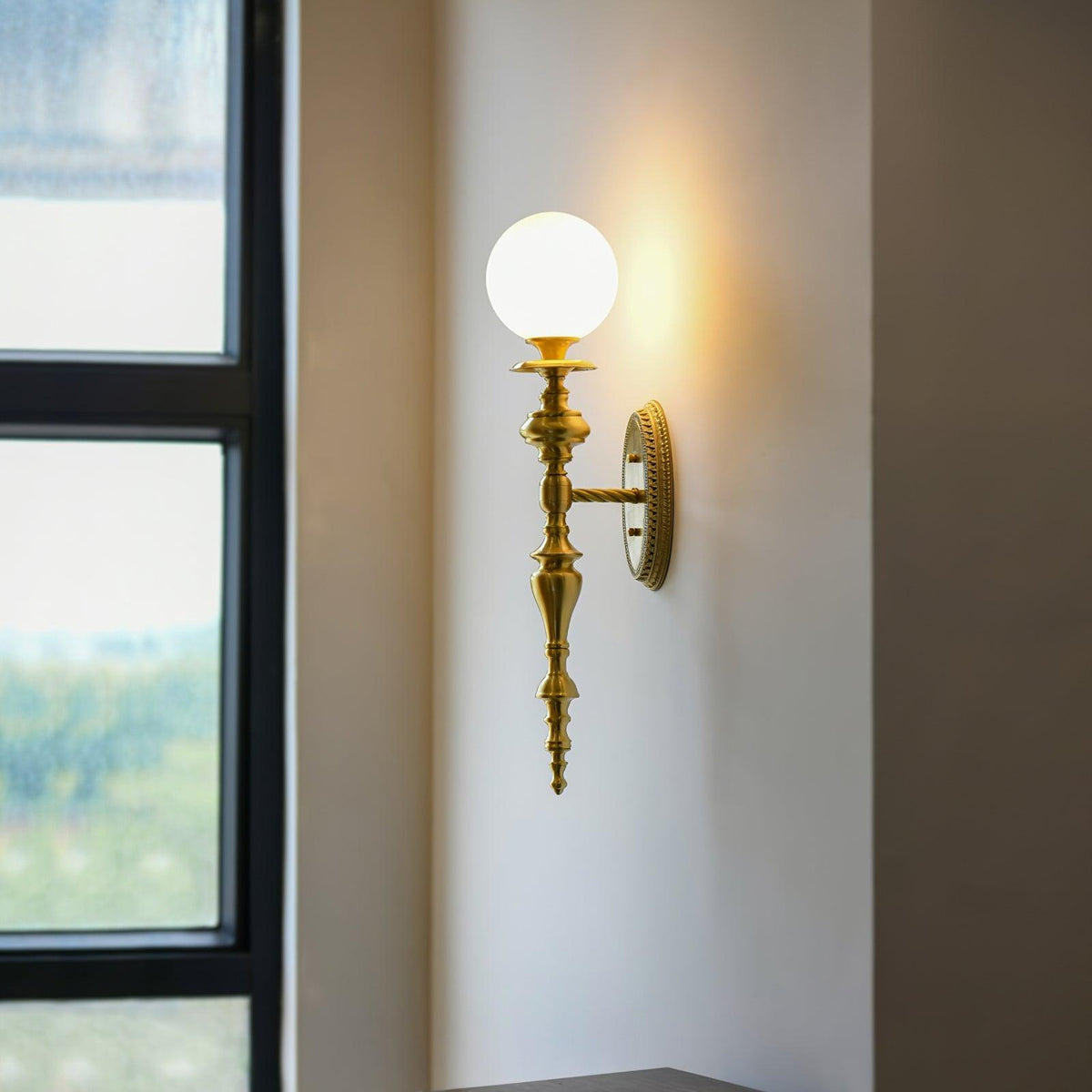 Wandleuchte mit skulpturalem Messingkörper, Kugelschirm und klassischem elegantem Statement