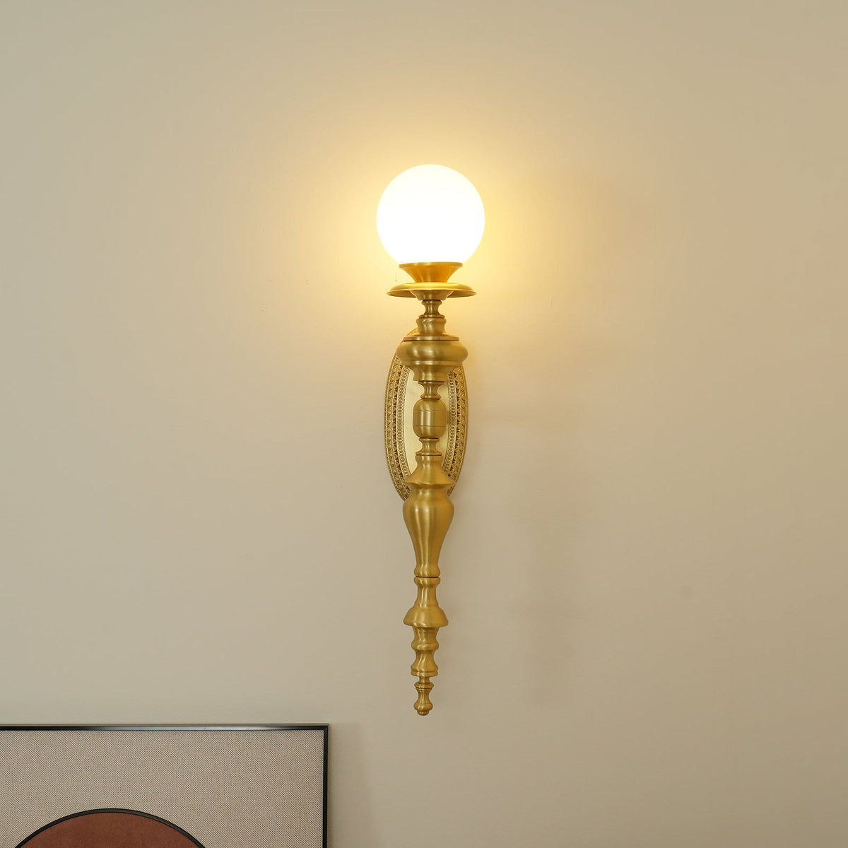 Wandleuchte mit skulpturalem Messingkörper, Kugelschirm und klassischem elegantem Statement