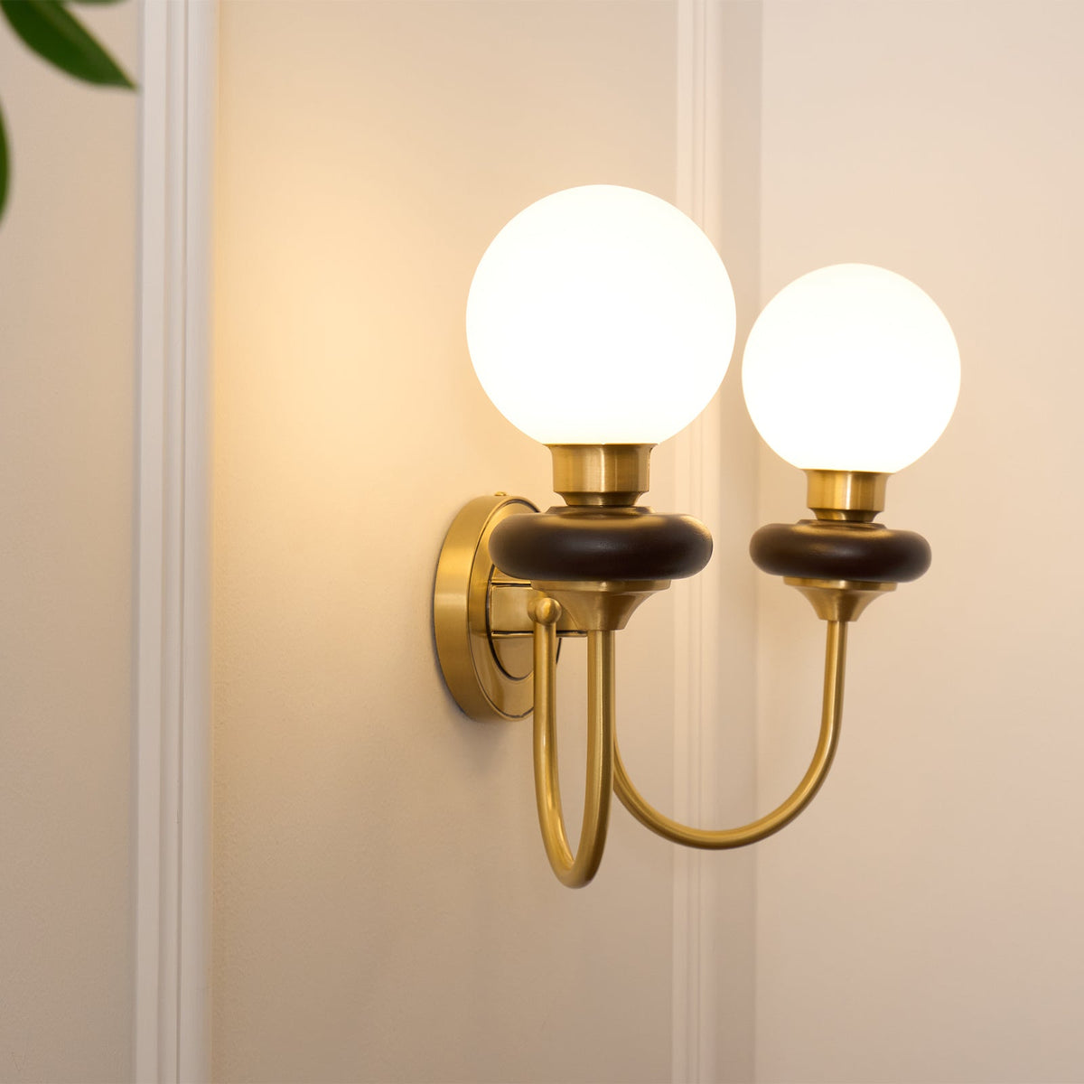 Elvalora Wandleuchte Premium zeitgenössisch aus Walnuss und Glas