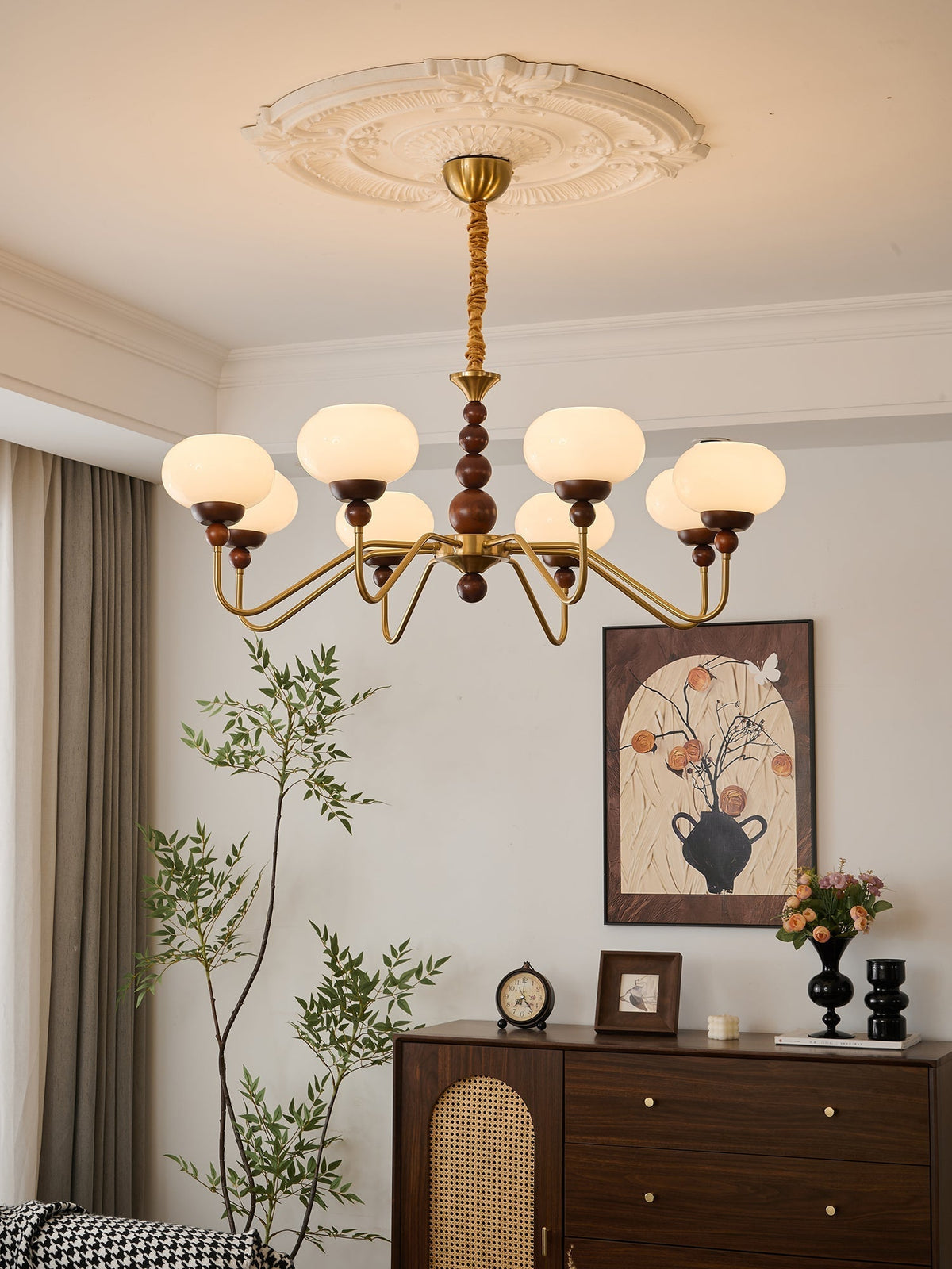 Sylaian Kronleuchter aus Glas und Messing mit Holzaufsatz in zeitgenössischem Stil 6-Light