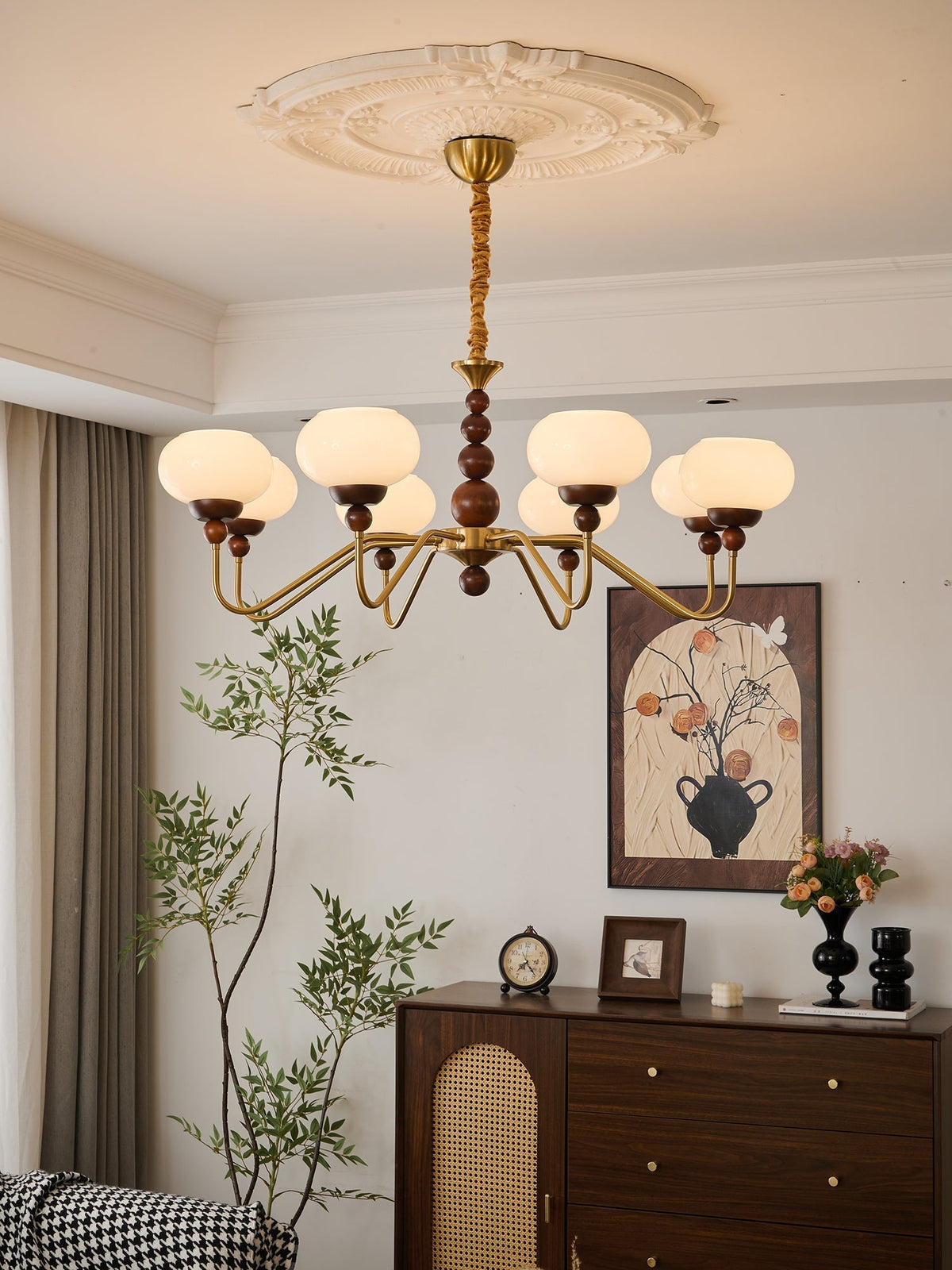 Sylaian Kronleuchter aus Glas und Messing mit Holzaufsatz in zeitgenössischem Stil 6-Light