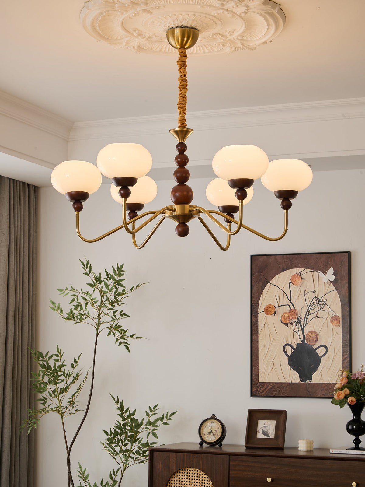 Sylaian Kronleuchter aus Glas und Messing mit Holzaufsatz in zeitgenössischem Stil 6-Light