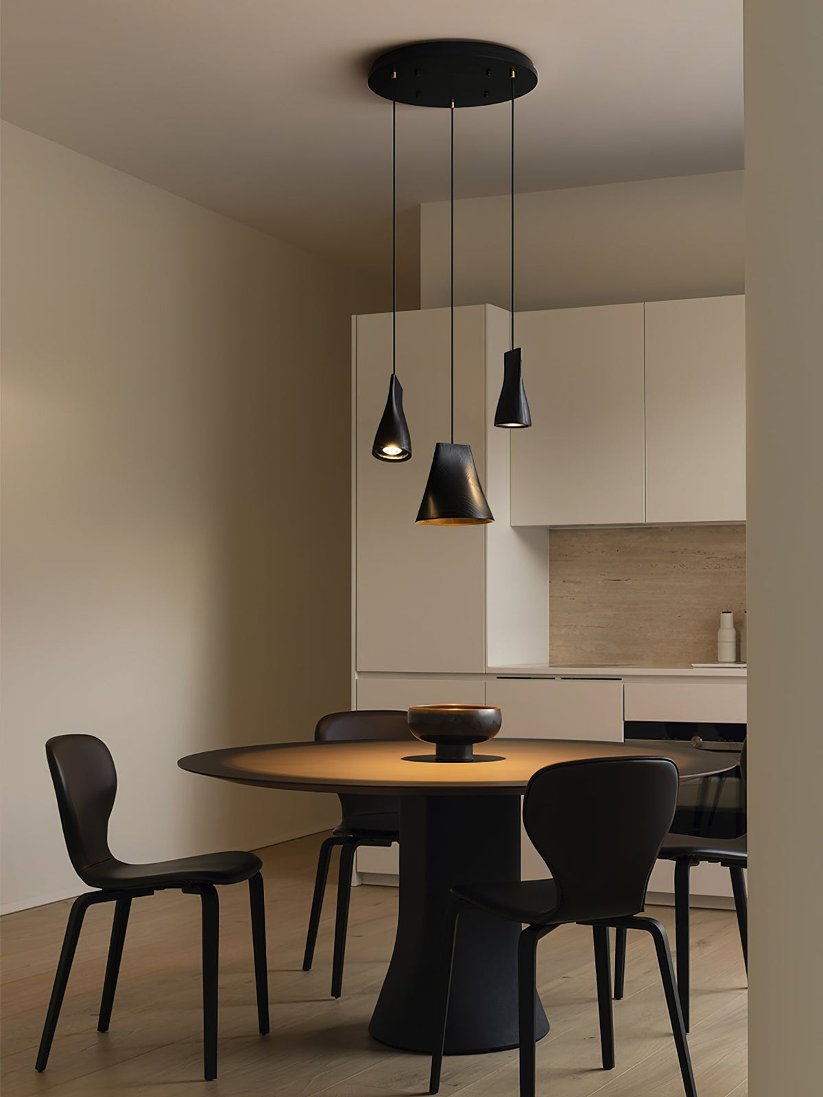 Ivarara asymmetrische Pendelleuchte aus Holz