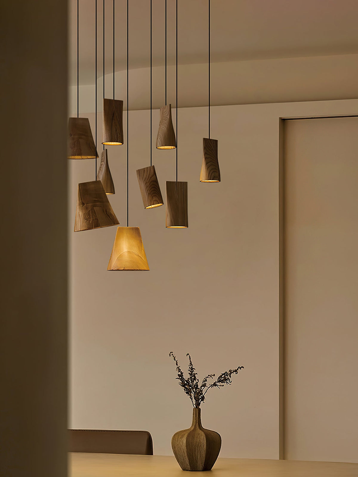 Ivarara asymmetrische Pendelleuchte aus Holz