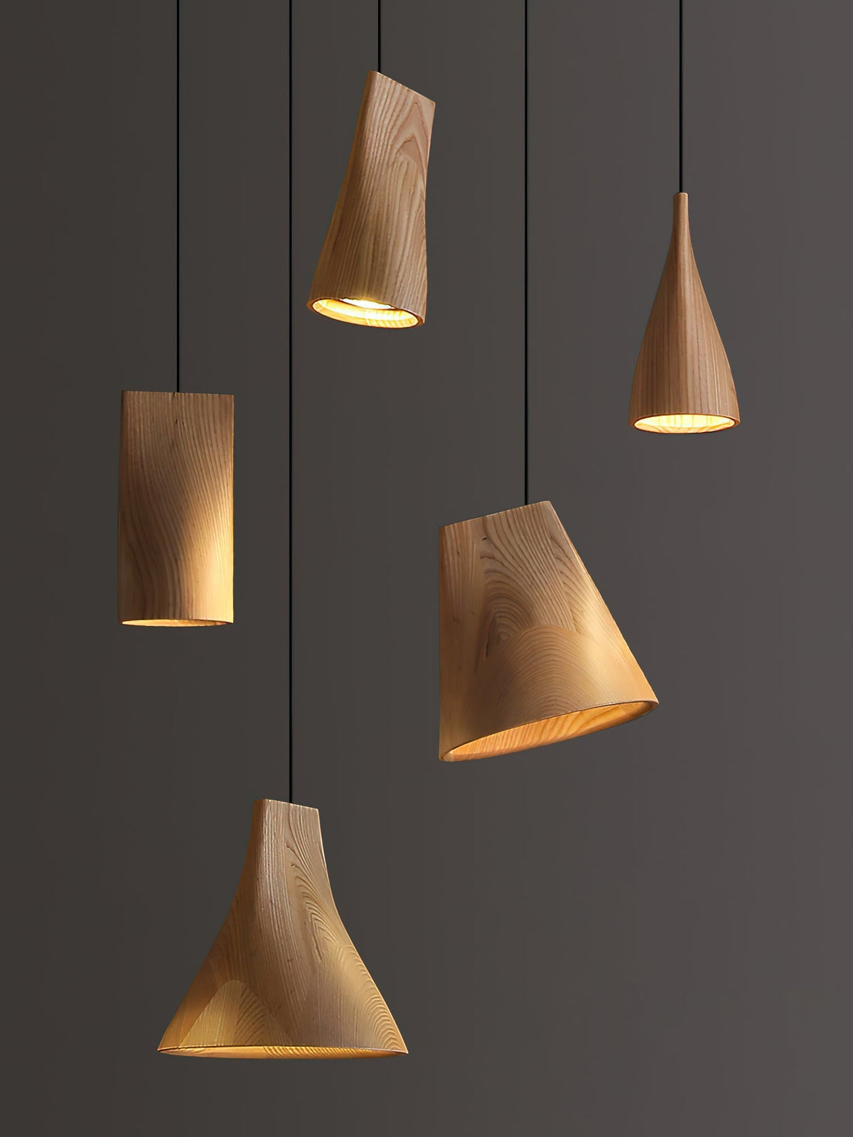 Ivarara asymmetrische Pendelleuchte aus Holz