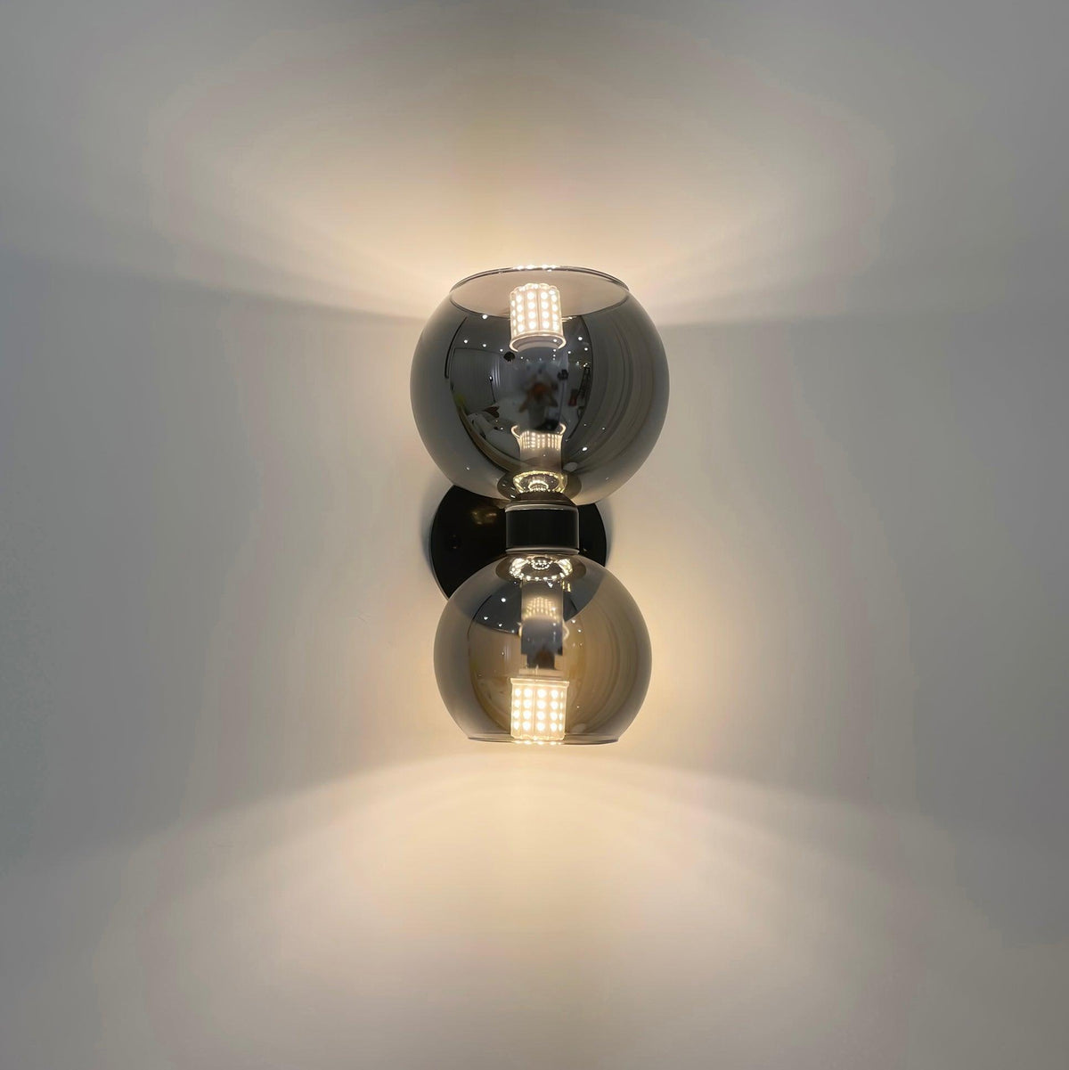 Umarion runde Wandleuchte aus Perlglas