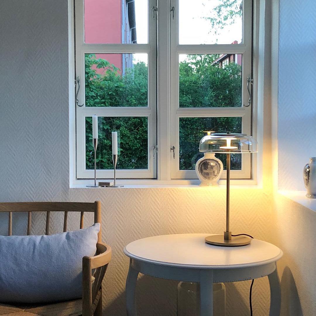 Rinelette Tischleuchte mit transparentem Glaskolben und Holzfuß