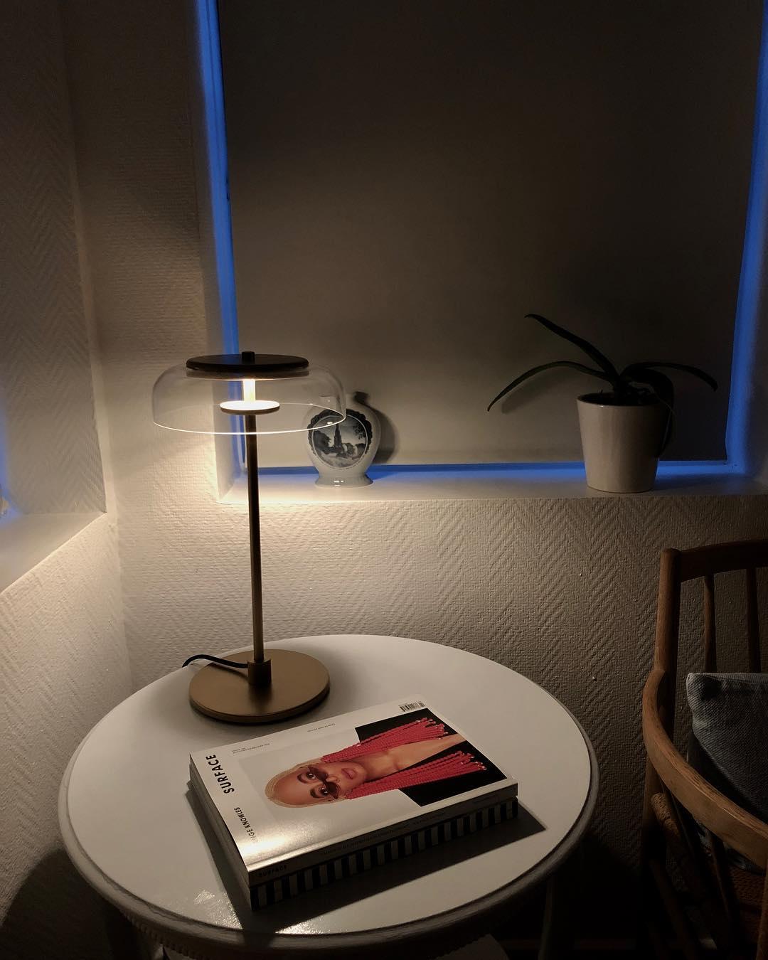 Rinelette Tischleuchte mit transparentem Glaskolben und Holzfuß