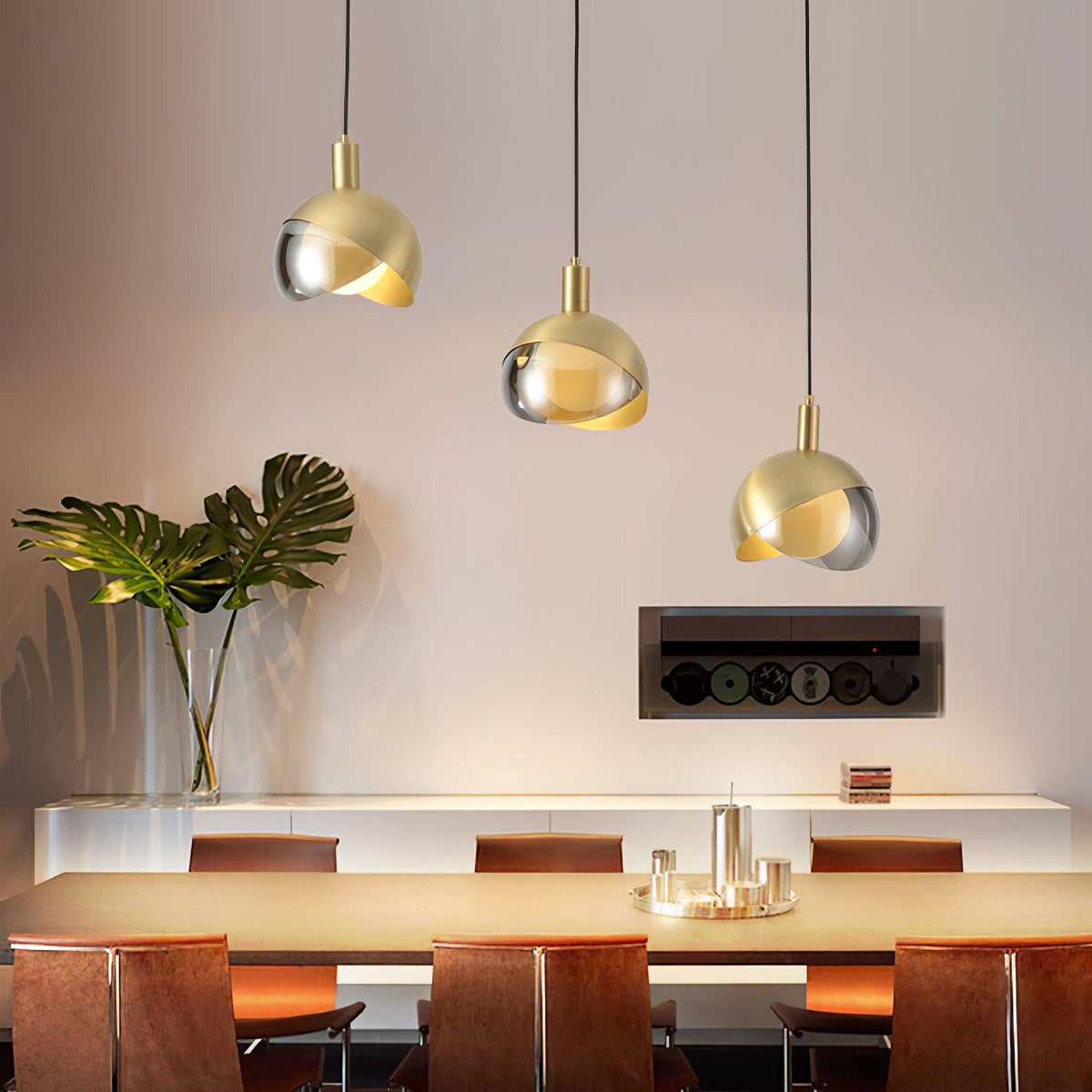 Noveny Pendelleuchte aus Messing mit Glas in Halbkugel-Form, Kugelform, Mid-Century-Stil