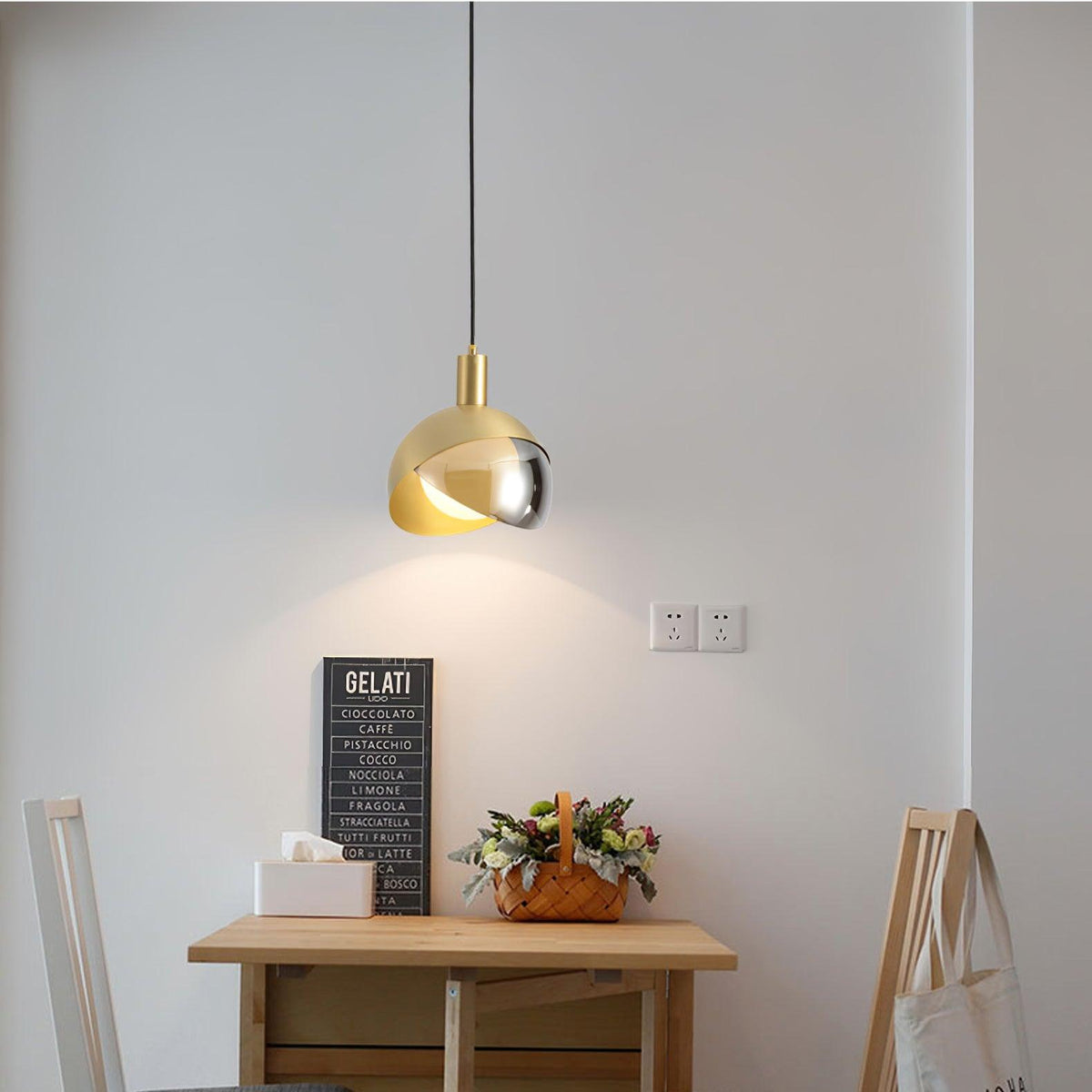 Noveny Pendelleuchte aus Messing mit Glas in Halbkugel-Form, Kugelform, Mid-Century-Stil