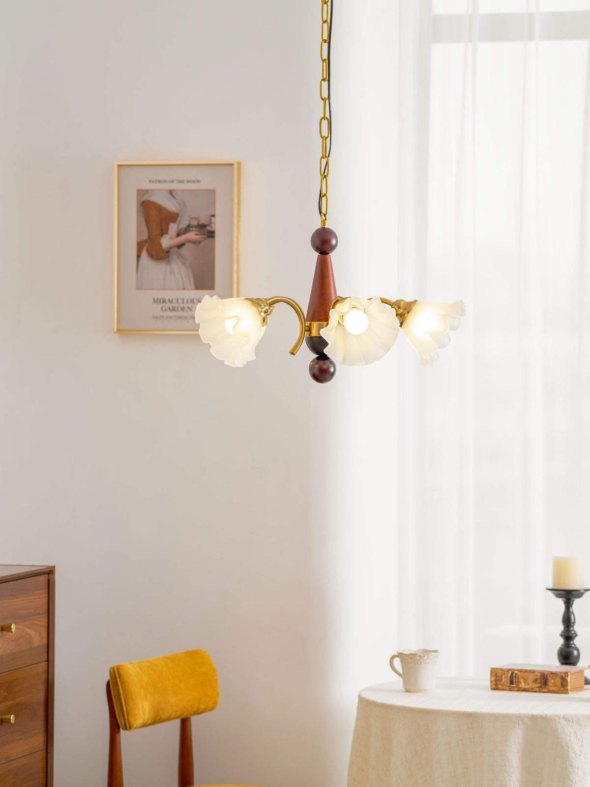 Ilvinan Kronleuchter aus Holz und Glas im traditionellen eleganten Stil