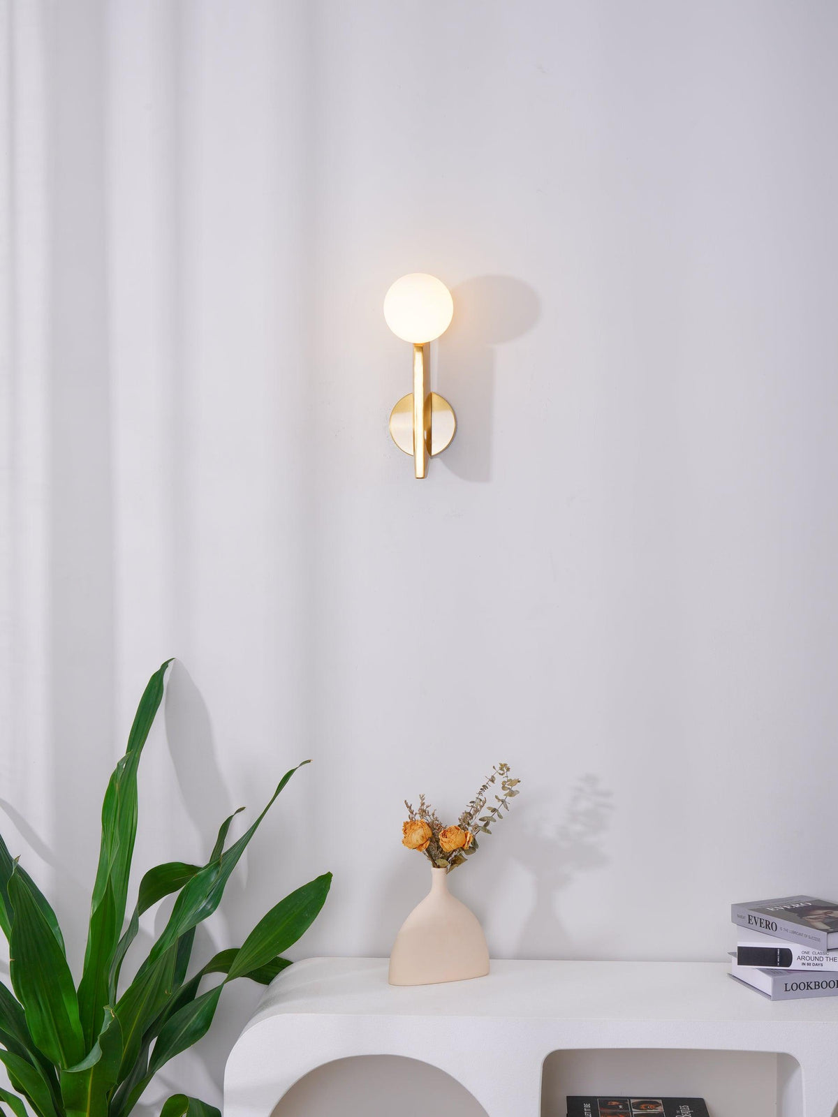 Liorarelle Wandleuchte aus Glas mit Kugellampen in skulpturaler Form