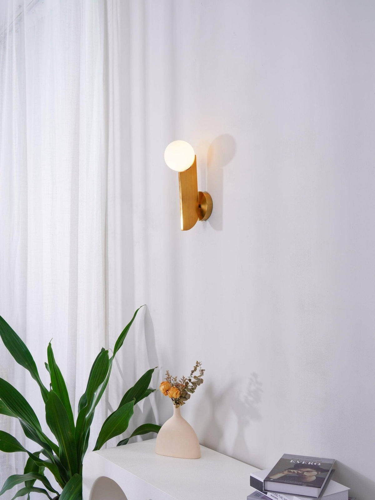 Liorarelle Wandleuchte aus Glas mit Kugellampen in skulpturaler Form