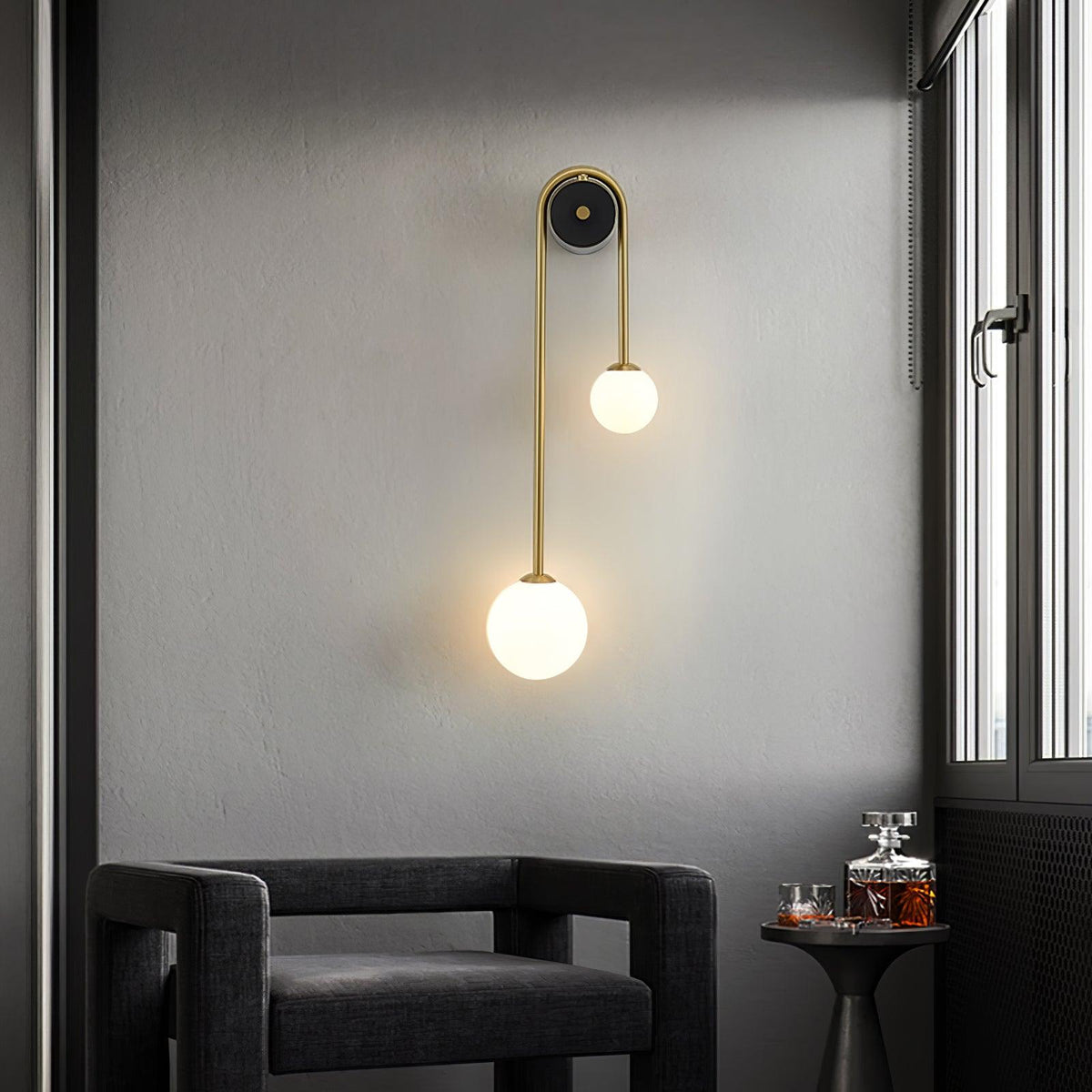 Teveny zeitgenössische minimalistische Wandleuchte aus Messing und Glas in Bogenform