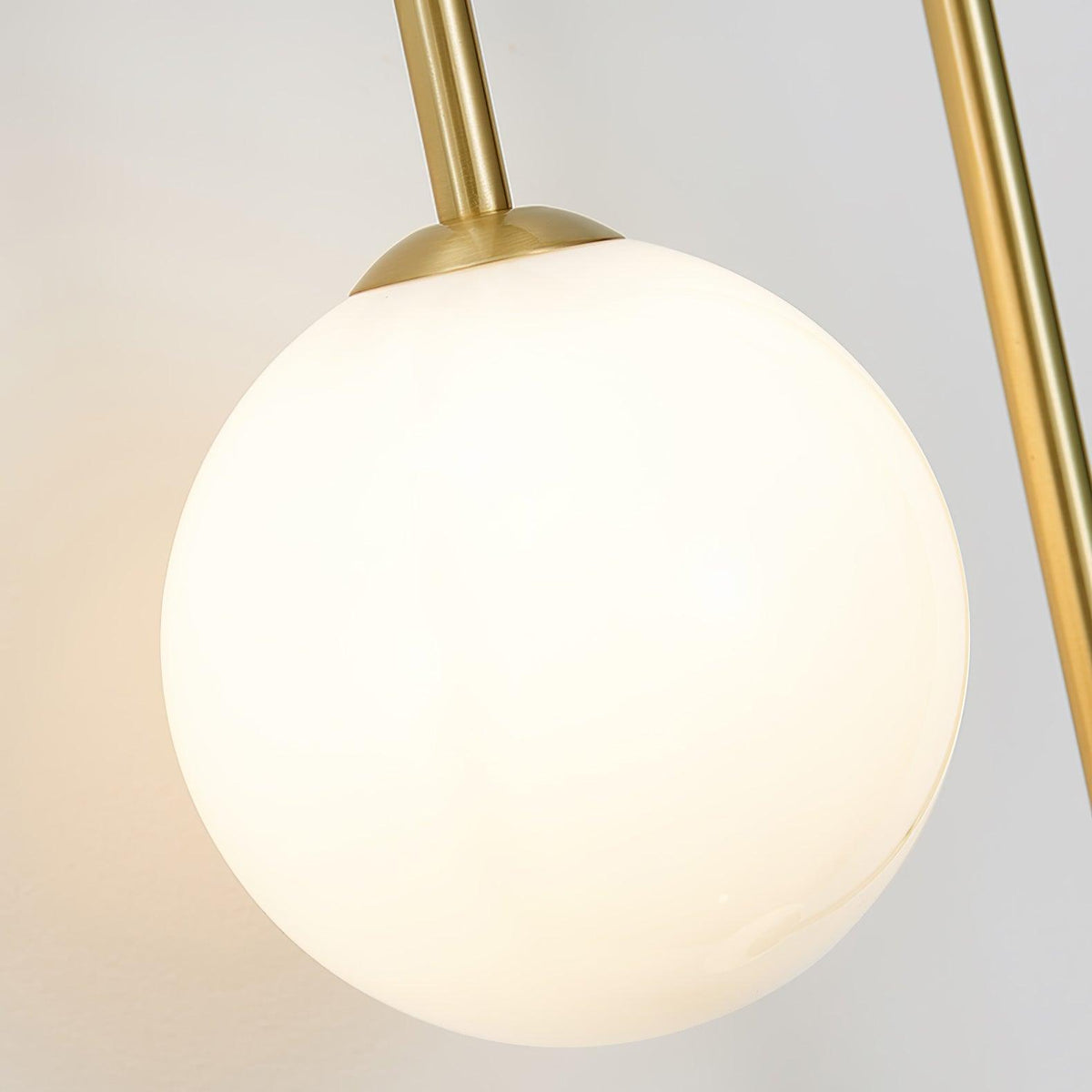 Teveny zeitgenössische minimalistische Wandleuchte aus Messing und Glas in Bogenform