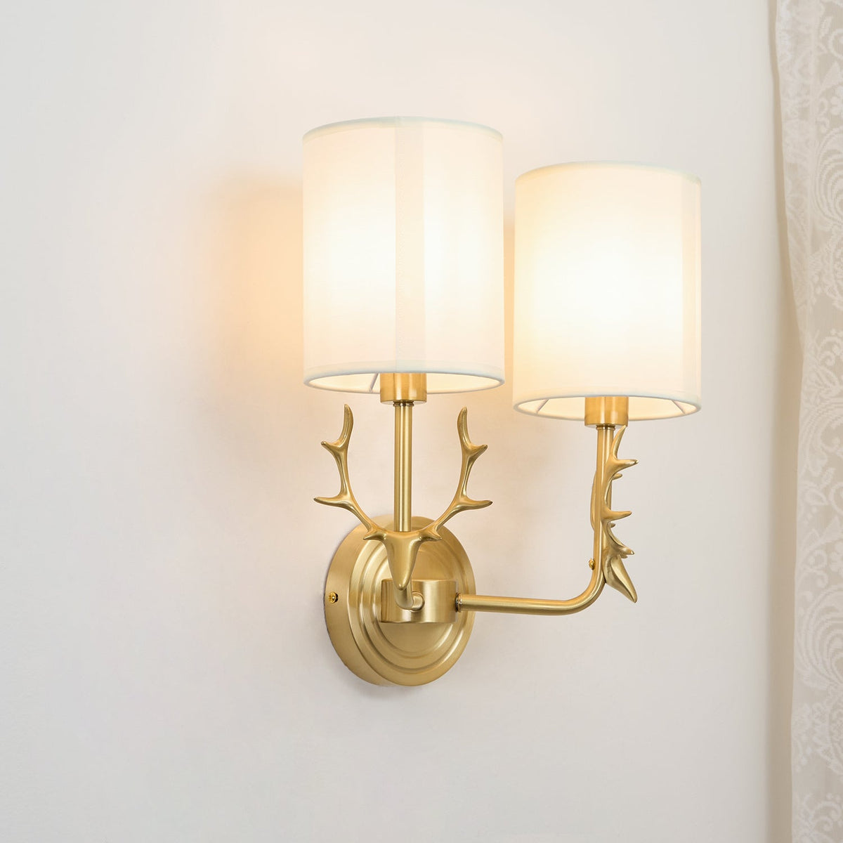 Auriviella Elegance Hirschkopf-Wandleuchte aus Messing
