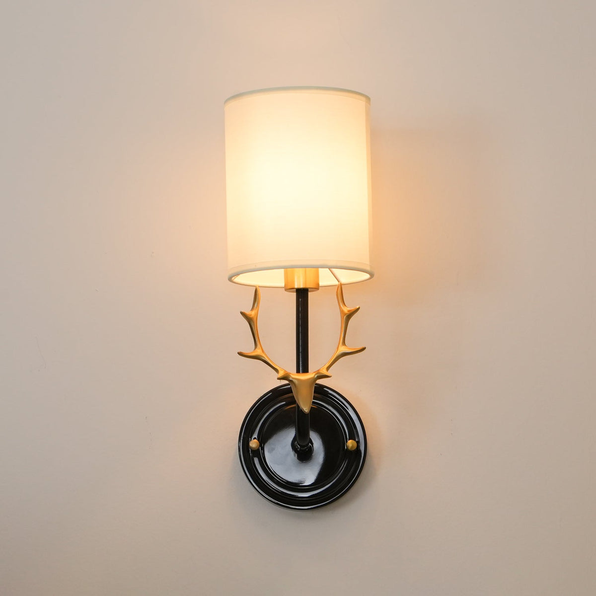 Auriviella Elegance Hirschkopf-Wandleuchte aus Messing