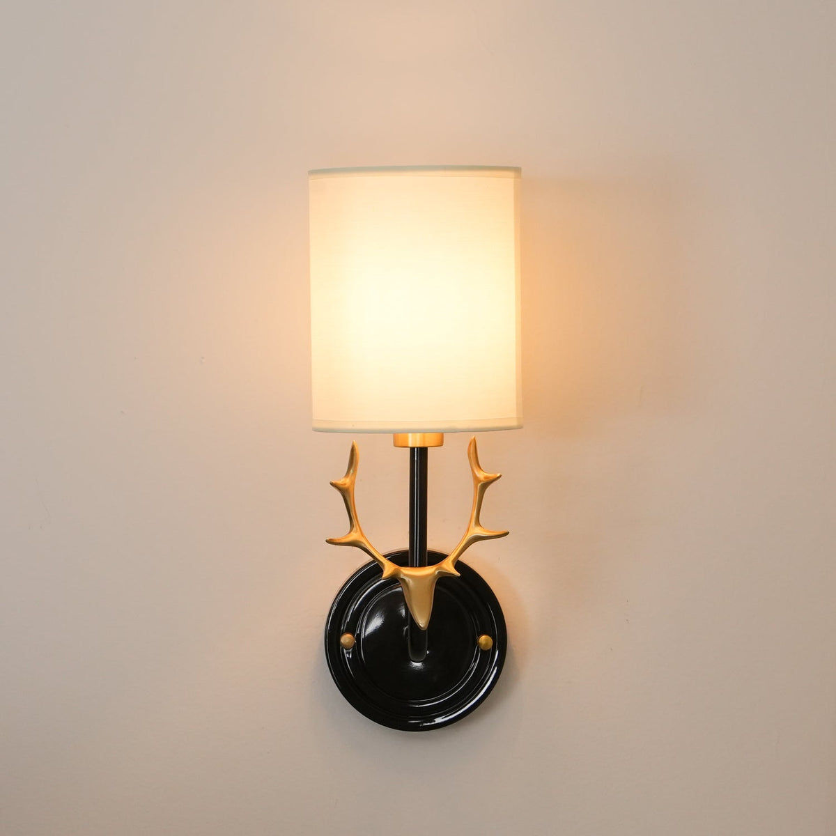 Auriviella Elegance Hirschkopf-Wandleuchte aus Messing