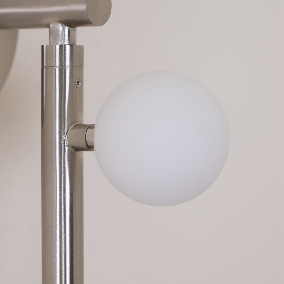 Rory zeitgenössische minimalistische Röhren-Wandleuchte aus Messing und Glas