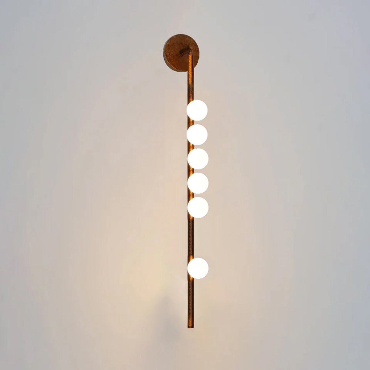 Rory zeitgenössische minimalistische Röhren-Wandleuchte aus Messing und Glas