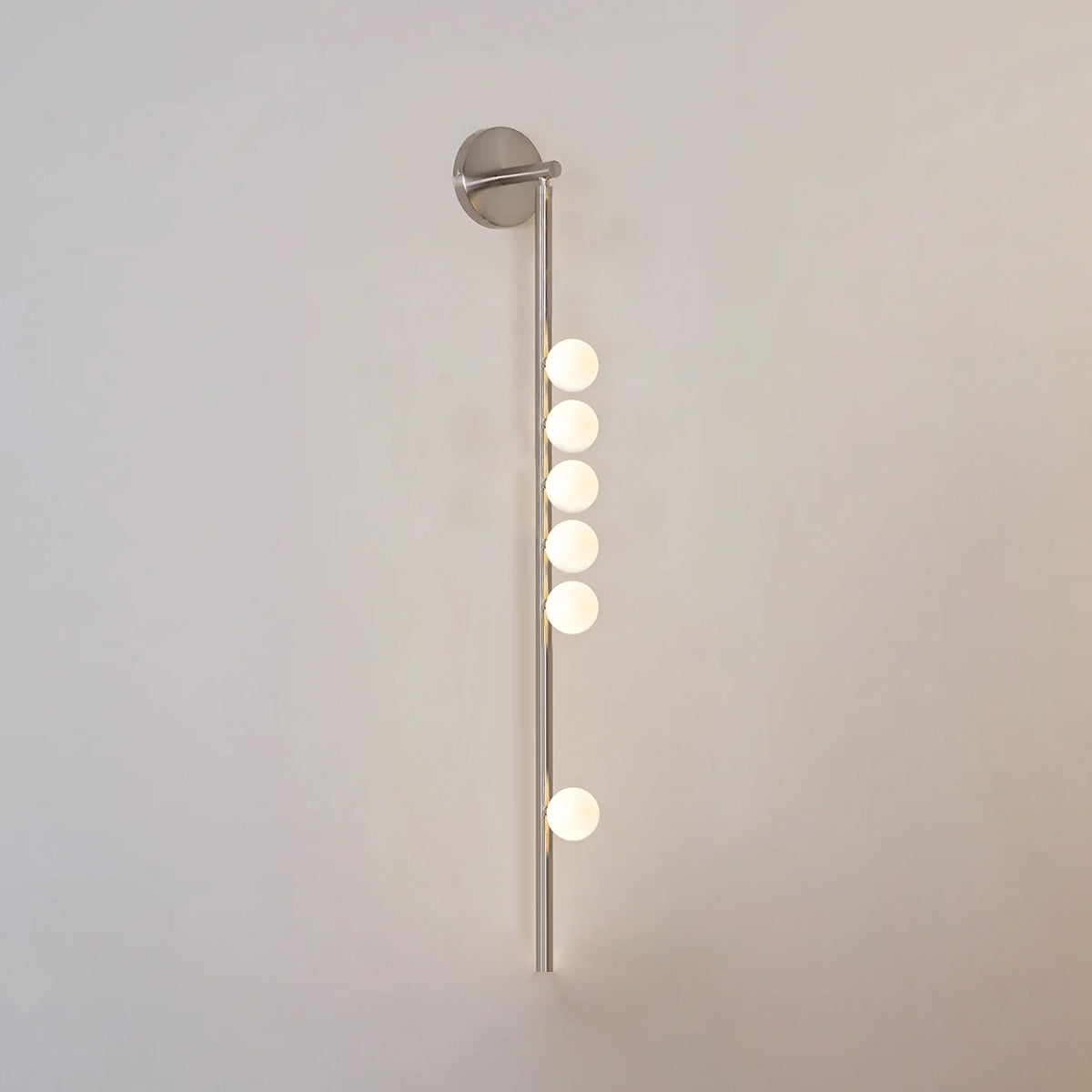 Rory zeitgenössische minimalistische Röhren-Wandleuchte aus Messing und Glas