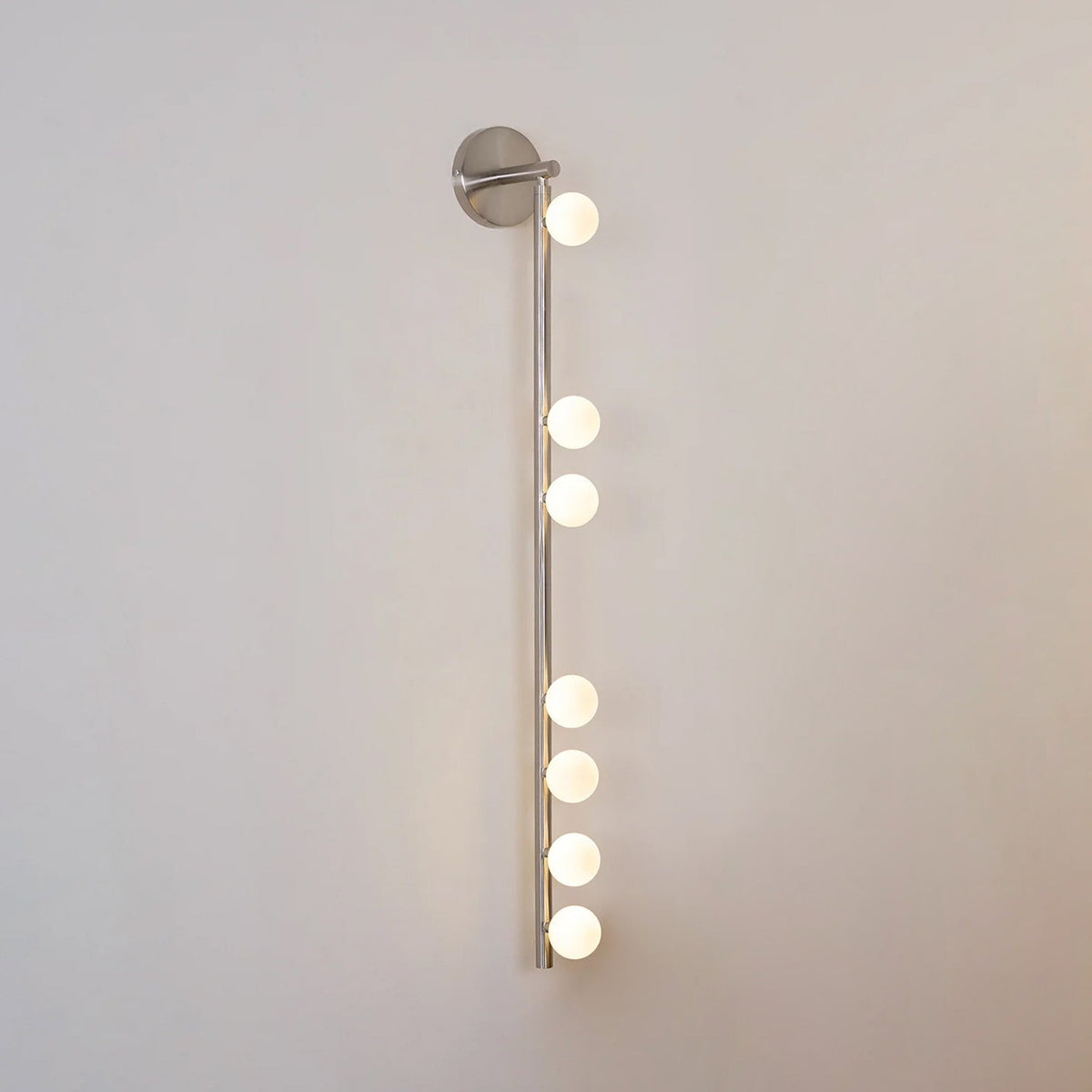 Rory zeitgenössische minimalistische Röhren-Wandleuchte aus Messing und Glas