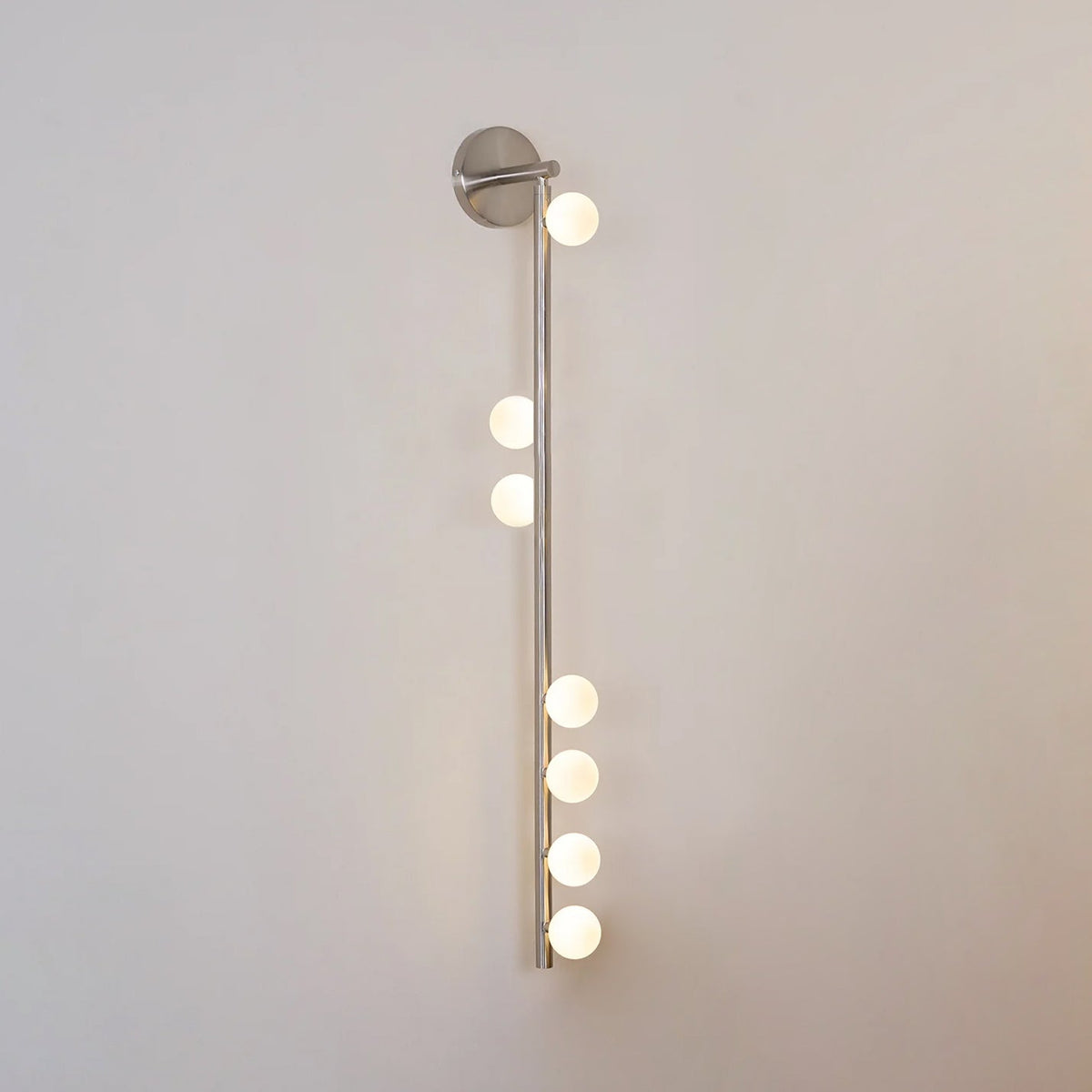 Rory zeitgenössische minimalistische Röhren-Wandleuchte aus Messing und Glas