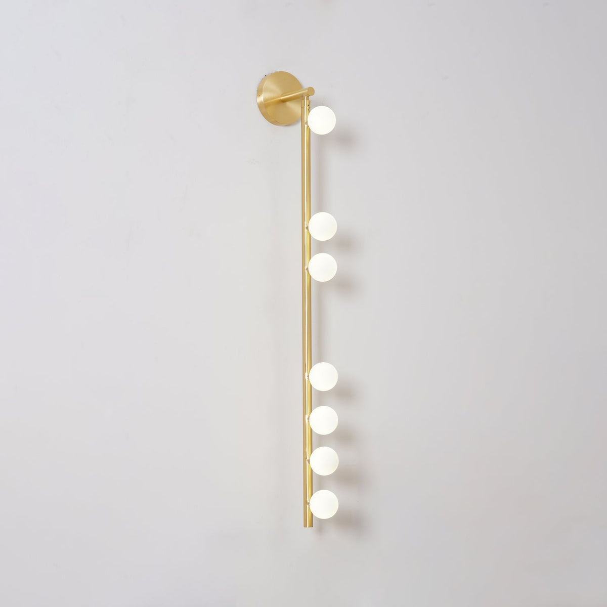 Rory zeitgenössische minimalistische Röhren-Wandleuchte aus Messing und Glas