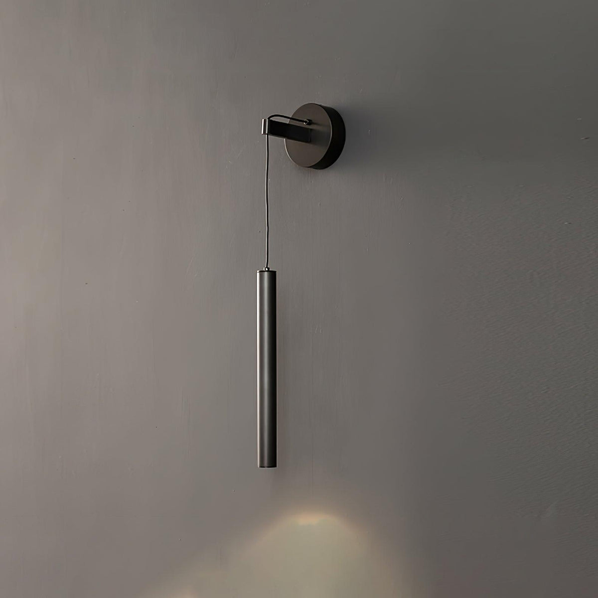 Loxley zeitgenössische minimalistische Line-Wandleuchte aus Messing