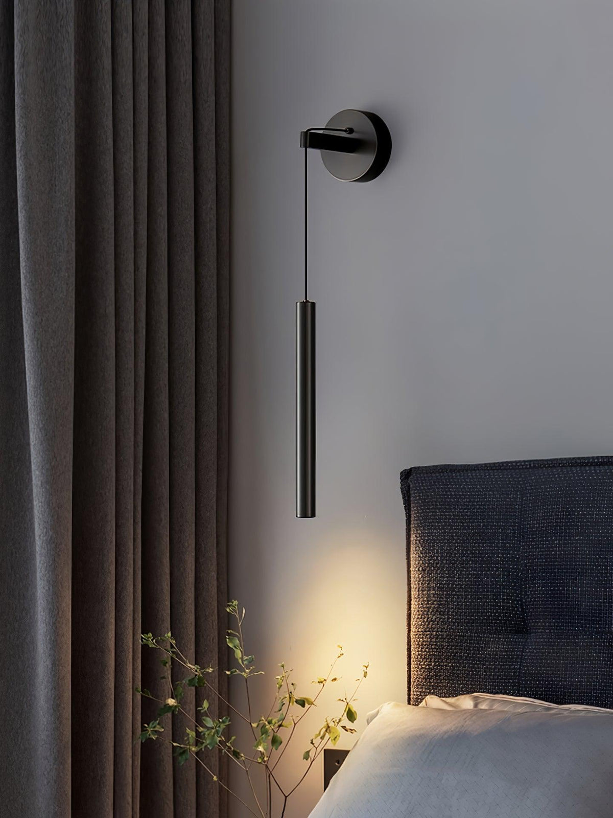 Loxley zeitgenössische minimalistische Line-Wandleuchte aus Messing