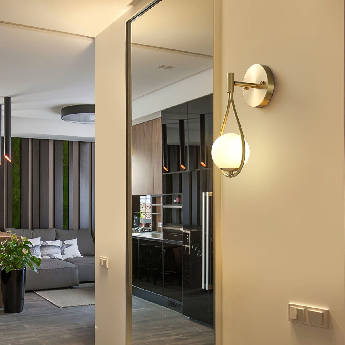 Eiralaya zeitgenössische minimalistische Wandleuchte aus Messing mit Glas für das Badezimmer | Cielum